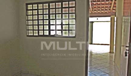 Casa com 3 quartos para alugar na Cidade Jardim, Uberlândia  por R$ 2.000