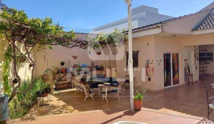 Casa com 3 quartos à venda no Tibery, Uberlândia  por R$ 1.900.000