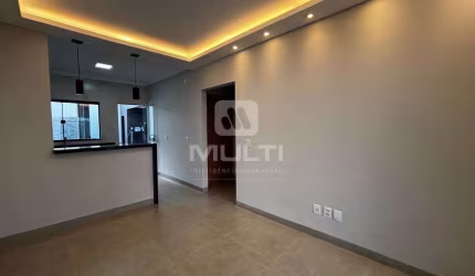 Casa com 3 quartos à venda no Jardim Holanda, Uberlândia  por R$ 790.000