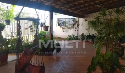 Casa com 3 quartos à venda no Alto Umuarama, Uberlândia  por R$ 690.000