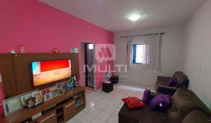 Casa comercial à venda em Laranjeiras, Uberlândia  por R$ 370.000
