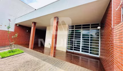 Casa com 4 quartos à venda na Nossa Senhora Aparecida, Uberlândia  por R$ 800.000