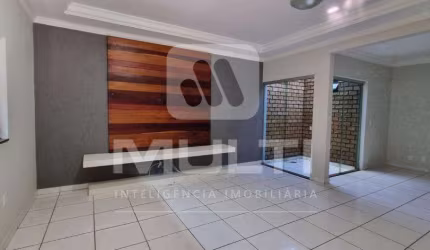 Casa com 3 quartos à venda na Cidade Jardim, Uberlândia  por R$ 750.000