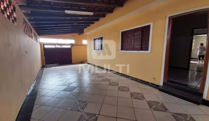 Casa com 3 quartos à venda no Tubalina, Uberlândia  por R$ 550.000