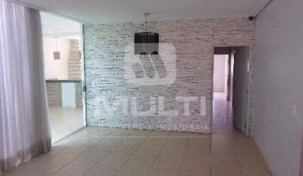 Casa com 3 quartos à venda no Jardim Patrícia, Uberlândia  por R$ 950.000