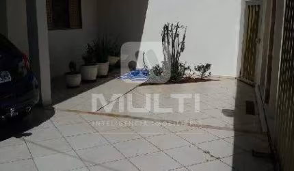 Casa com 3 quartos à venda no Santa Mônica, Uberlândia  por R$ 757.000