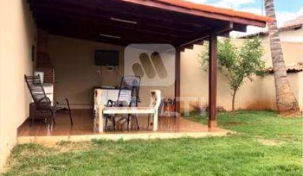 Casa com 4 quartos à venda no Santa Mônica, Uberlândia  por R$ 575.000