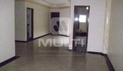 Casa com 3 quartos à venda em Carajás, Uberlândia  por R$ 700.000