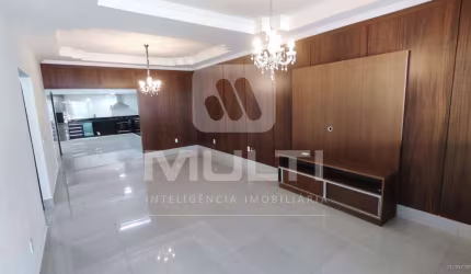 Casa com 3 quartos à venda em Granada, Uberlândia  por R$ 880.000