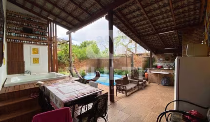 Casa com 3 quartos à venda no Santa Mônica, Uberlândia  por R$ 800.000