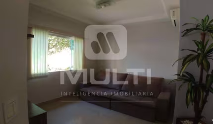 Casa com 4 quartos à venda no Custódio Pereira, Uberlândia  por R$ 840.000