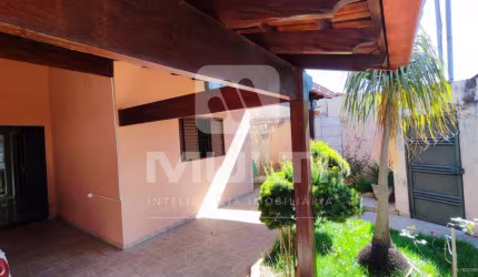 Casa com 4 quartos à venda no Jardim Holanda, Uberlândia  por R$ 550.000