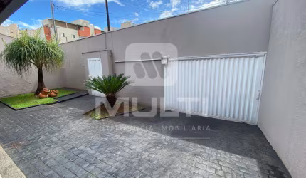 Casa com 3 quartos à venda no Patrimônio, Uberlândia  por R$ 860.000