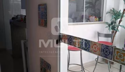 Casa em condomínio fechado com 3 quartos à venda no Martins, Uberlândia  por R$ 440.000