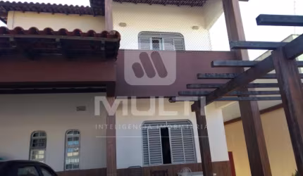 Casa com 3 quartos à venda no Jardim América II, Uberlândia  por R$ 630.000