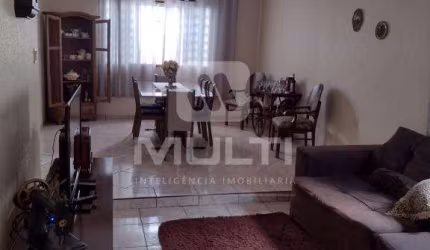 Casa com 3 quartos à venda no Jardim Patrícia, Uberlândia  por R$ 600.000