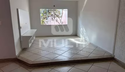 Casa com 3 quartos à venda no Planalto, Uberlândia  por R$ 750.000