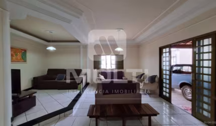 Casa com 3 quartos à venda no Santa Mônica, Uberlândia  por R$ 700.000