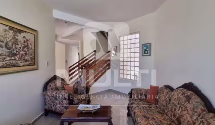 Casa com 5 quartos à venda no Umuarama, Uberlândia  por R$ 990.000