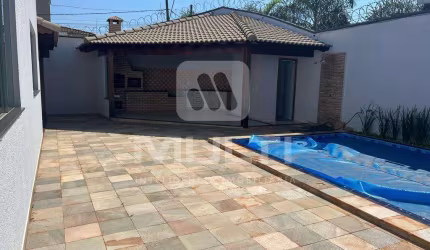 Casa com 4 quartos à venda no Alto Umuarama, Uberlândia  por R$ 1.280.000