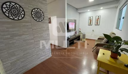 Casa com 2 quartos à venda no Parque São Jorge I, Uberlândia  por R$ 290.000