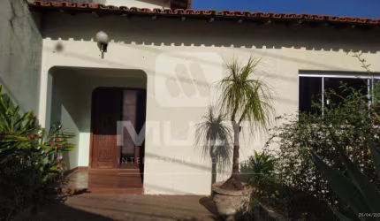 Casa com 4 quartos à venda no Lidice, Uberlândia  por R$ 750.000