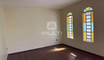 Casa com 3 quartos à venda na Vila Póvoa, Uberlândia  por R$ 900.000