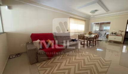 Casa com 3 quartos à venda no Jardim Europa, Uberlândia  por R$ 695.000