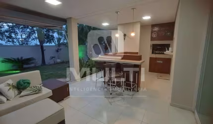 Casa em condomínio fechado com 3 quartos para alugar no Aclimação, Uberlândia  por R$ 10.000