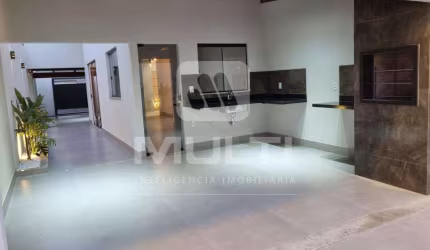 Casa com 3 quartos à venda no Jardim Europa, Uberlândia  por R$ 750.000