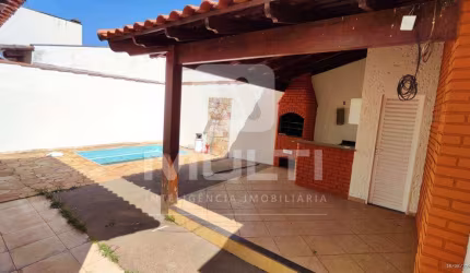 Casa em condomínio fechado com 3 quartos à venda no Jardim Holanda, Uberlândia  por R$ 740.000