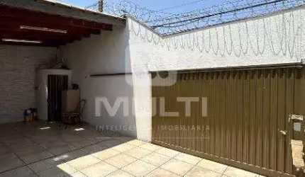 Casa com 3 quartos à venda no Umuarama, Uberlândia  por R$ 750.000