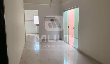 Casa com 3 quartos para alugar no Jardim Patrícia, Uberlândia  por R$ 2.000