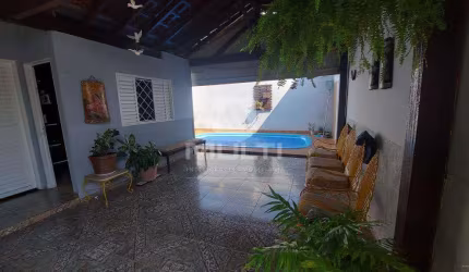 Casa com 3 quartos à venda no Jardim Patrícia, Uberlândia  por R$ 630.000