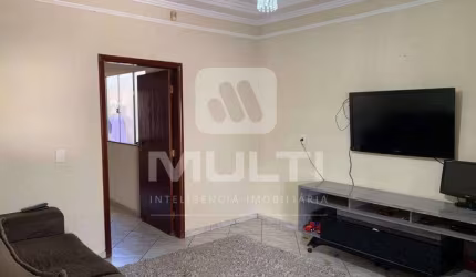 Casa com 3 quartos à venda no Jardim Patrícia, Uberlândia  por R$ 600.000