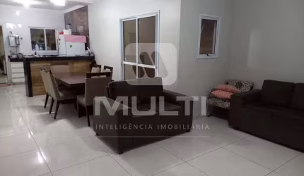 Casa em condomínio fechado com 3 quartos à venda no Jardim Holanda, Uberlândia  por R$ 735.000