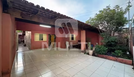 Casa com 4 quartos à venda no Tancredo Neves, Uberlândia  por R$ 385.000