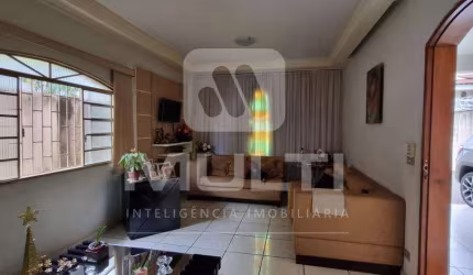 Casa com 3 quartos à venda no Umuarama, Uberlândia  por R$ 600.000