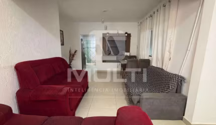 Casa com 4 quartos à venda no Santa Mônica, Uberlândia  por R$ 650.000
