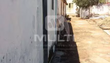 Casa com 5 quartos à venda no Osvaldo Rezende, Uberlândia  por R$ 450.000