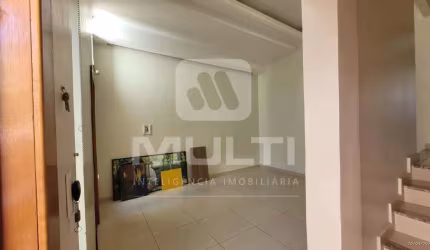 Casa com 4 quartos à venda no Lidice, Uberlândia  por R$ 950.000