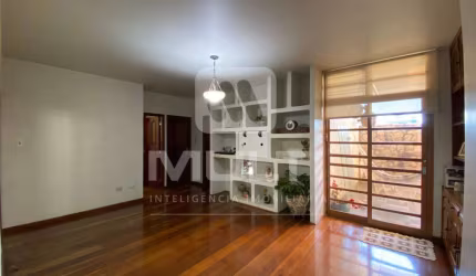 Casa com 4 quartos à venda na Vila Póvoa, Uberlândia  por R$ 1.300.000