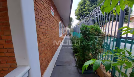 Casa com 5 quartos à venda no Tabajaras, Uberlândia  por R$ 900.000