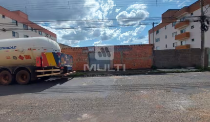 Terreno à venda no Santa Mônica, Uberlândia  por R$ 2.000.000