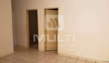 Casa com 3 quartos à venda no Parque São Jorge I, Uberlândia  por R$ 230.000