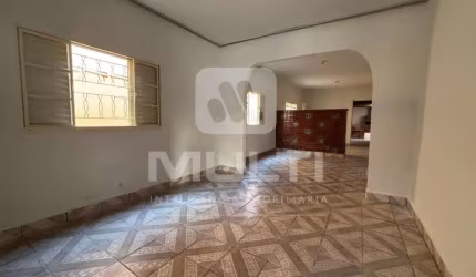 Casa com 3 quartos à venda no Planalto, Uberlândia  por R$ 539.000