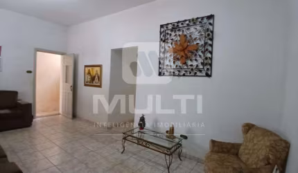 Casa com 3 quartos à venda no Centro, Uberlândia  por R$ 700.000
