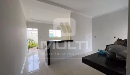 Casa com 2 quartos para alugar no Jardim Europa, Uberlândia  por R$ 1.500