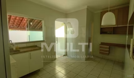 Casa em condomínio fechado com 2 quartos à venda no Chácaras Tubalina, Uberlândia  por R$ 370.000