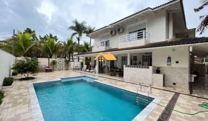 Venda de Casa em Condomínio  com 5 Quartos na praia da Baleia, São Sebastião-SP: 5 suítes, 3 salas, 6 banheiros, 2 vagas, 278m².